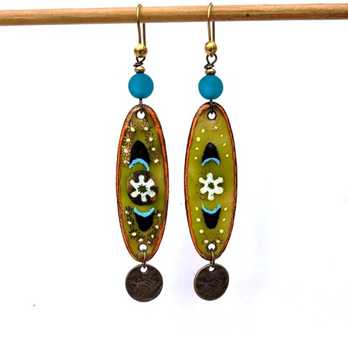 Des boucles d'oreille romantiques, côté nature avec émail artisanal : "secrets de jardin"