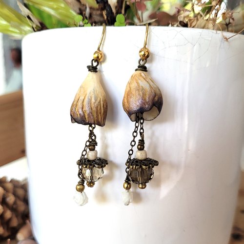 Superbes porcelaine artisanale en forme de clochette pour ces boucles d'oreille poétiques !!!!: "singulières des bois"