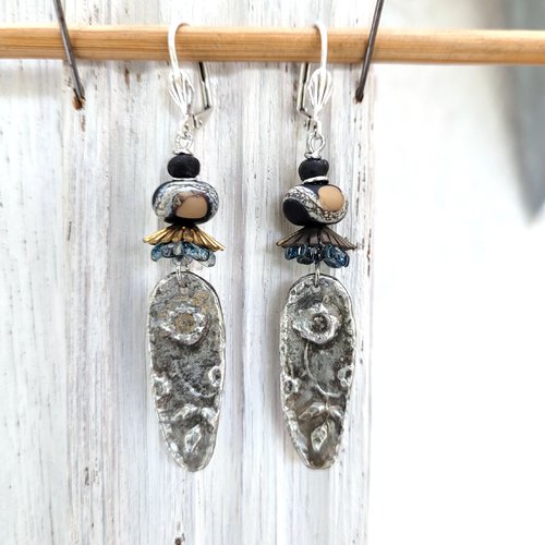 Boucles d'oreille primitives avec breloques artisanales en étain gravé; verre lampworks : "une aube claire"