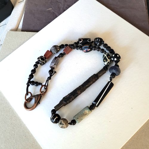 Un collier unisexe de légendes avec perles africaines rares de collections: "des etats de grâce "