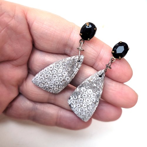 Des boucles d'oreille primitives tribales, premières avec cabochons corail fossilisé :  "mémoire de nos sourires" .....