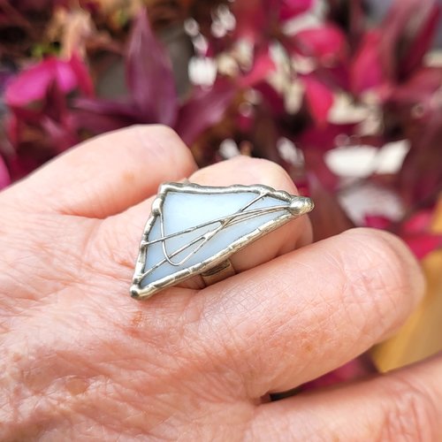 Un prix sympathique pour cette bague ajustable vitrail verre et étain ( 56 à 59)  ...  !!!!