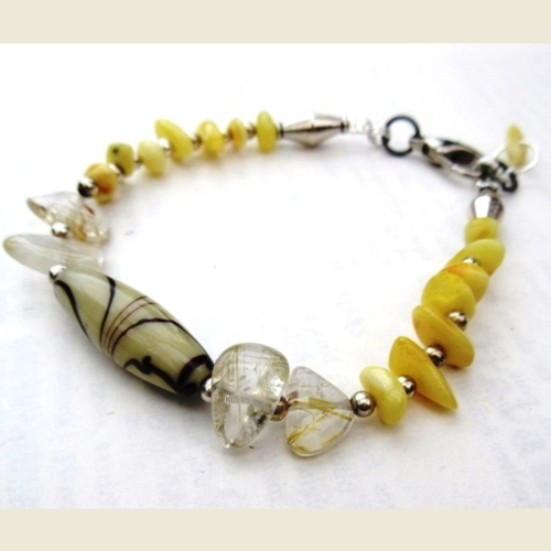 Un bracelet précieux et unisexe avec perles en quartz rutile or du brésil et ambre blanc ....: "quiétude & sérénité"