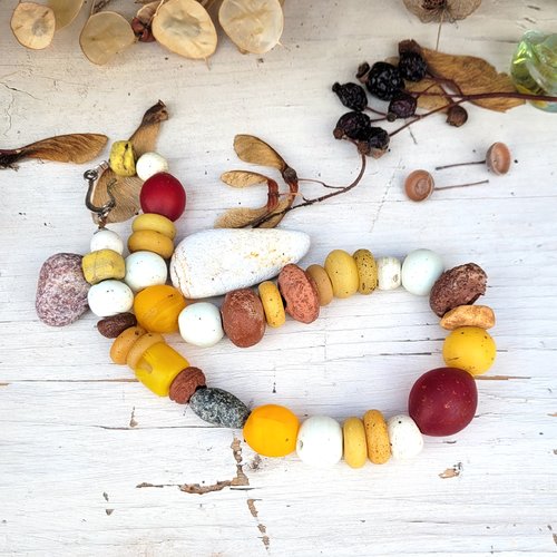 Un collier ethnique, shabby chic de style africain avec perles verre pigeon, perles hébron, granit  ...!!!!: "terres lointaines"