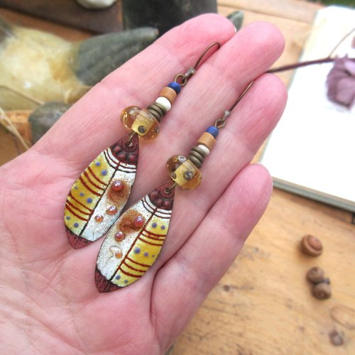 Boucles d'oreille amérindiennes, tribales avec breloques émail artisanal : "plumes d'espoir... : "