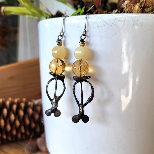 Boucles d'oreille primitives avec breloques artisanales en étain; citrine craquelée et calcédoine facettée : "complainte d' automne"