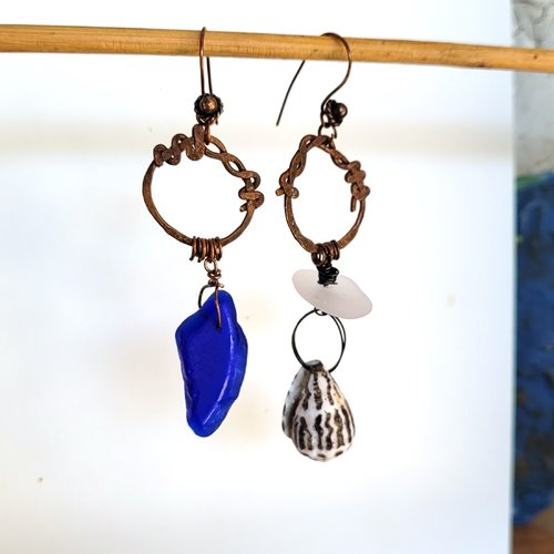 Boucles d'oreille asymétriques; primitives organiques avec galets verre et coquillage, breloques pur cuivre: "trésors des mers"