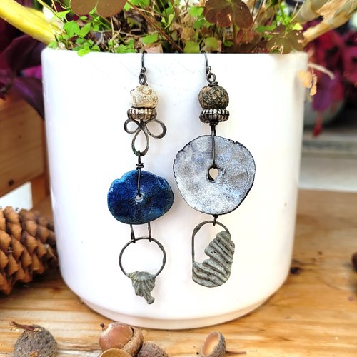 Boucles d'oreille asymétriques; primitives organiques avec disques porcelaine et breloques étain: "trésors des landes"