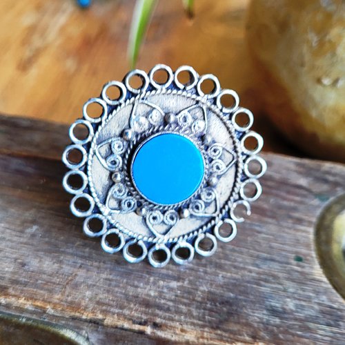 Un prix sympathique pour cette bague berbère ajustable en verre et métal argenté ...  !!!!