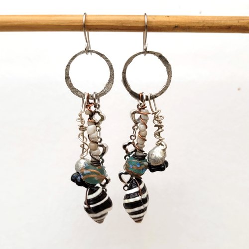 Boucles d'oreille avec perles anciennes verre inde , coquillage, perles étain artisan .. : "coquettes .. !!!!"