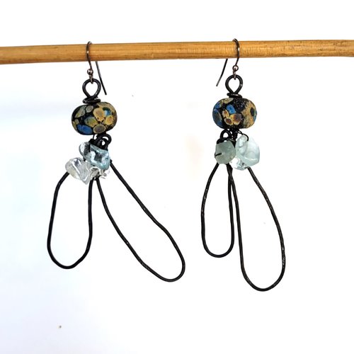 Boucles d'oreilles bohèmes, breloques pétales de fleurs fer recuit, perles lampwork artisanales, perles aigue marine: "bribes de rêve"