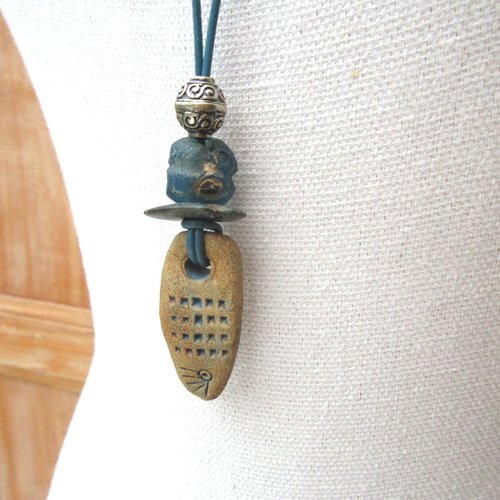 Un collier de style shaman avec céramique artisanale talisman...: "les echos de pierres"