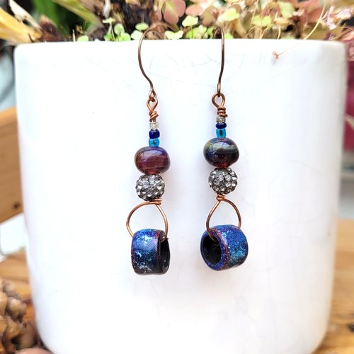 Des boucles d'oreille précieuses, romantiques avec perle en émail artisanal ......: "de cristal et d'etoiles"