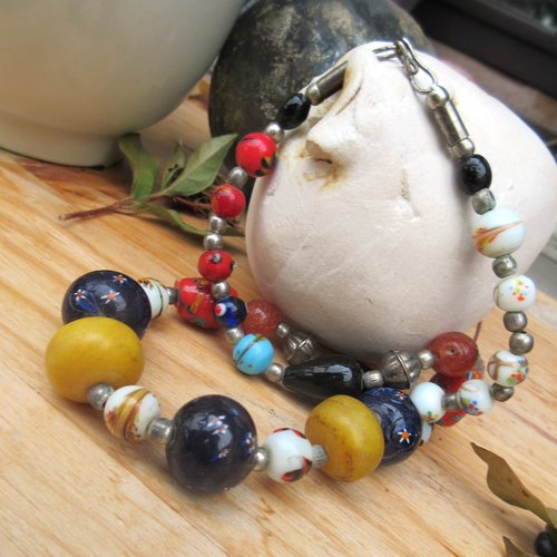 Le monde se chante : un collier tribal ethnique avec perles en résine et anciennes cornalines ....
