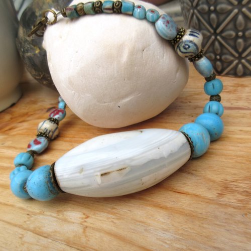 Esprit des traditions: un collier tribal rustique et primitif avec une antique imposante perle d'agate et african trade beads ..