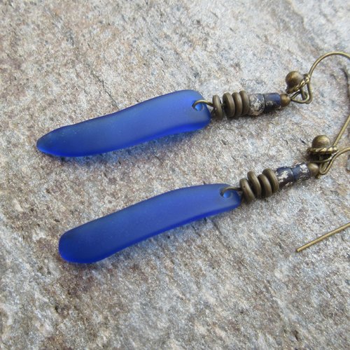 Vendu...... lumière clandestine: des boucles d'oreille essentielles, citadines et chics avec perles en verre des plages de la mer baltique 