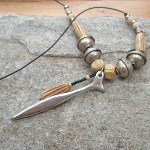 Alchimie des sens : un collier tribal rustique et unisexe avec breloque poisson et perles tribales vieil argent maroc