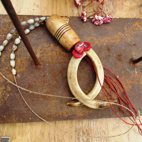 D'etranges rites pour ce collier primitif tribal grigris avec défenses de sanglier de papouasie et  perle de collection en os - bamoun ....