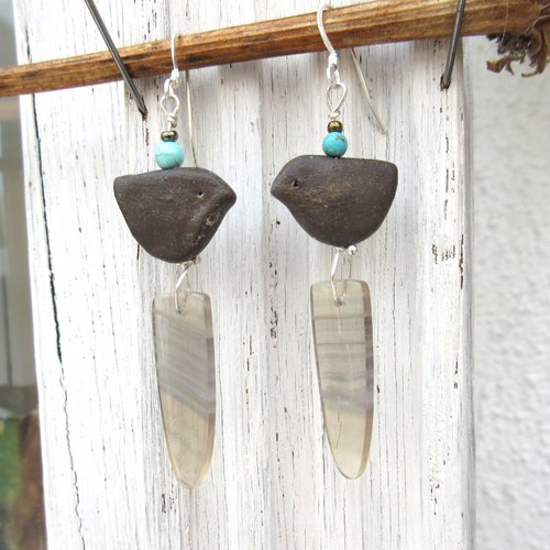 Vendu ..-une nouvelle saison: des perles en fluorite pour ces boucles d'oreille natures originales, fait main, superbes un être cher ..