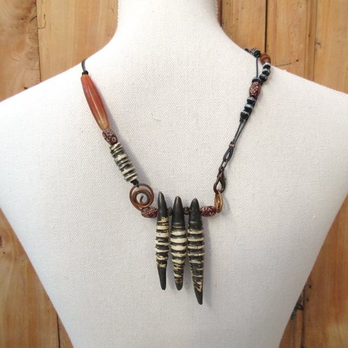 Chemin des passions !!!! : un collier hétéroclite, nomade, tribal avec céramiques artisanales amulettes 