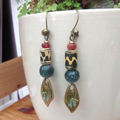 Vendu ... joie de vivre : des boucles d'oreille essentielles, citadines et chics avec perles en verre  ancien du tibet...