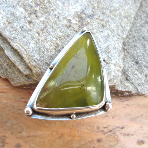 Vendu .....une bague argent massif 925 avec un cabochon en opale verte pour le côté vintage !!!