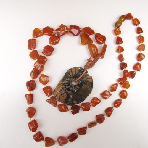 Récit de traces séculaires: un long collier nature pour dames ou messieurs  avec perles en ambre miel de la baltique 