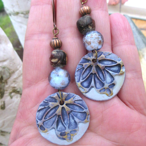 Vendu - de magiques lueurs !!!!!!! : des boucles d'oreille romantiques avec disques céramiques artisanales....
