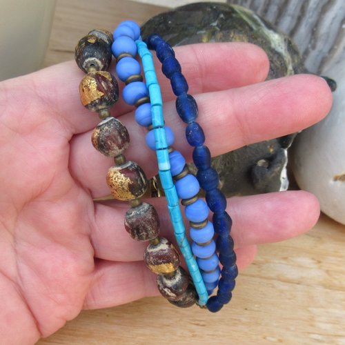 Toutes voiles dehors !!!!! :  un bracelet 4 rangs, intemporel avec anciennes perles céramiques et or du tibet !!!! 