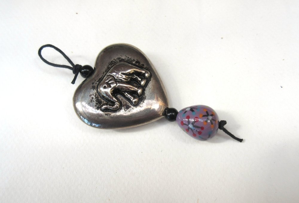 Un Pendentif Bijou De Sac Petit Grigri Porte Bonheur Avec Coeur Elephant A Vous De Choisir Un Grand Marche