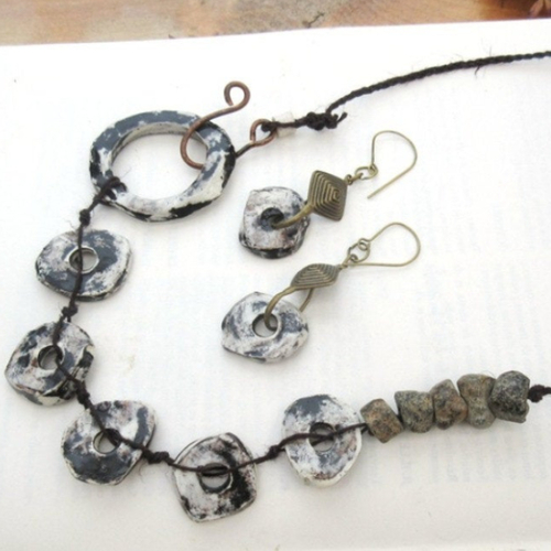 Vendu- une parure minimaliste et primitive collier et boucles d'oreille  : "chants bucoliques" ....