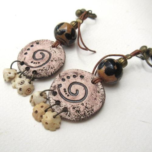 Spirales initiatiques : spectaculaires boucles d'oreille avec des céramiques ivoire rosé artisanales