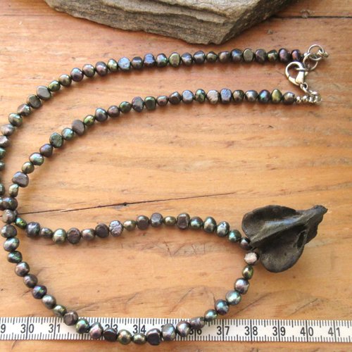 Vendu ...etrange messager : un collier nature, avec perles d'eau douce et céramique artisanale dragon  !!!
