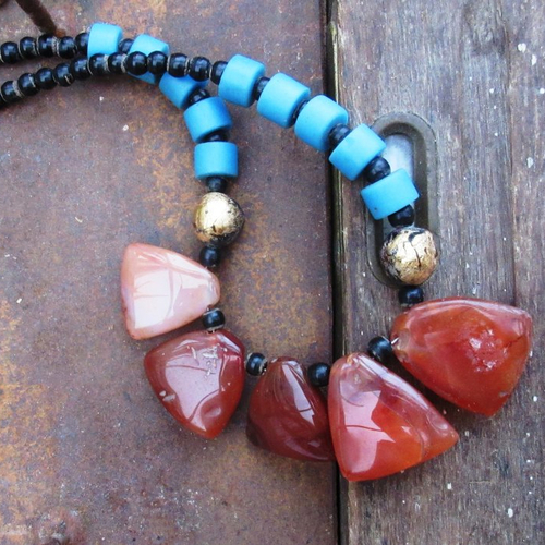 Des silences: ambiance tribale amérindienne pour ce collier réalisé à partir de grosses perles de cornaline ancienne...