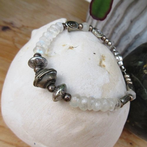 Vendu- des frissons d'etincelles pour ce bracelet minimaliste et romantique avec perles en pierre de lune facetté !!!!