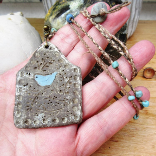 Vendu-  les secrets du silence : un long collier minimaliste romantique avec céramique artisanale ....
