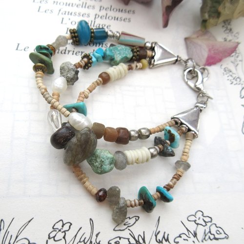 Empreintes de douceur : un bracelet tribal boho chic avec turquoise, labradorite, quartz rutile or ...