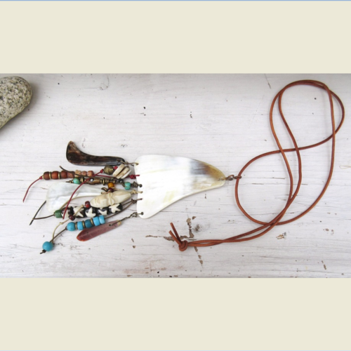 Chemins de joie !!!!! : un long collier avec pendentif grigris en corne