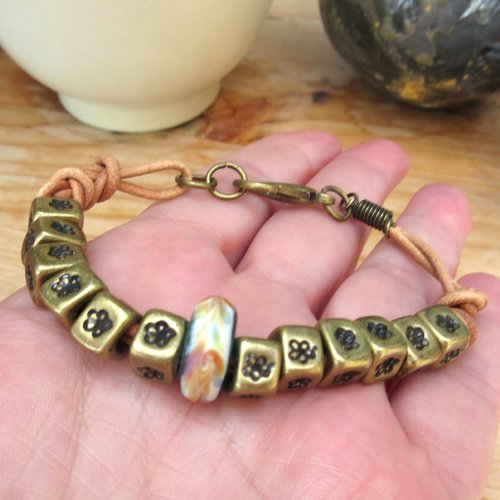Illustrations du jour : un bracelet élégant, racé, hippie avec perle en verre du japon  ......