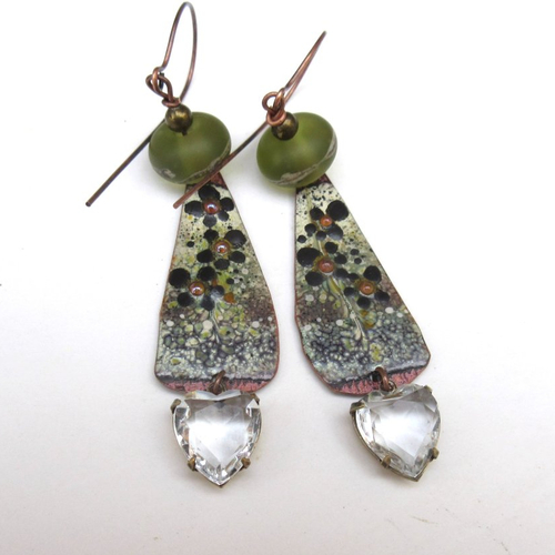 Vendu....belles du jardin : des boucles d'oreille boho chics avec émail artisanal et perle coeur et bronze  !!!!!!