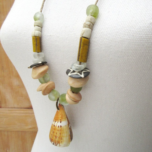 Grelot de l'océan : un collier tribal, ethnique et minimaliste  avec coquillage "conus mustelinus"....