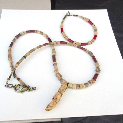 Jeux clandestins : une parure intemporelle collier talisman et bracelet unisexe avec perles nila et tubes en verre du mali ...