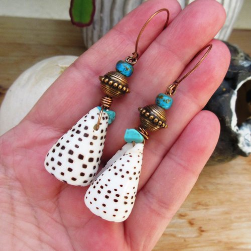 Vendu- jonction des lumières pour ces splendides boucles d'oreilles avec coquillages des philippines et perles en turquoise ...