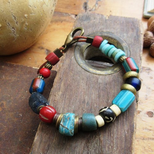 L'essence des sensations :un bracelet tribal et unisexe;  superbe perle d'hébron bleue ...