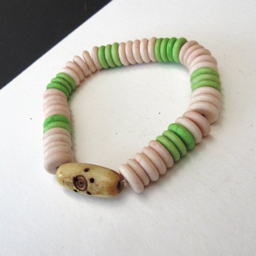 Un prix sympathique pour ce bracelet chic unisexe  avec perles en corne et disques en céramique ....