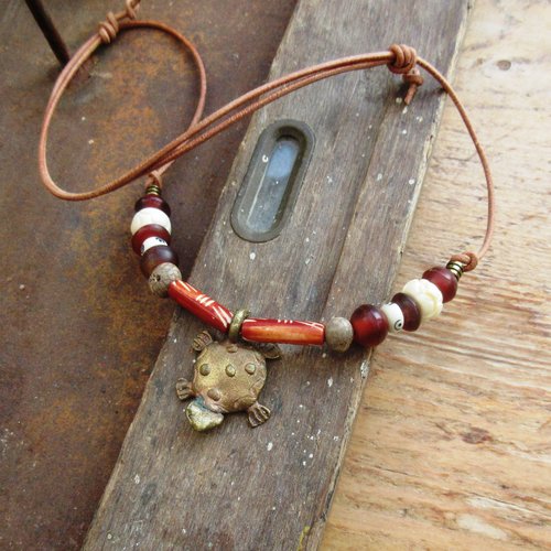 Les grands chemins : un collier ajustable et unisexe avec petite amulette tortue en laiton lobi, perles os et corne...