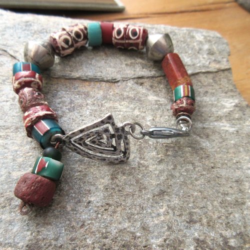 Des senteurs de belle arrière saison pour ce bracelet aux allures tribales avec ces perles en pâtes de verre d'afrique et perles argent..