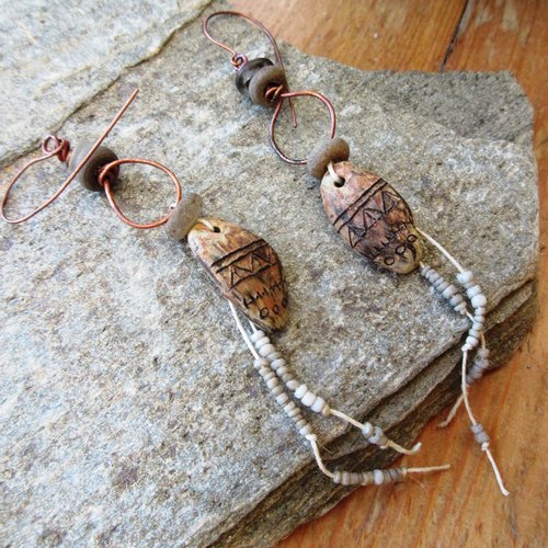 Au pays de l'aurore : des boucles d'oreille originales avec céramiques artisanales "boucliers massai " pétroglyphes .....