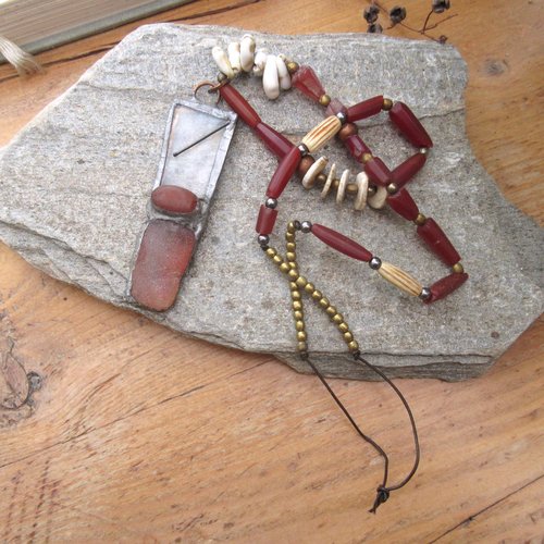 Feuillage rouillé d'automne : un collier tribal avec anciennes cornalines et structure industrielle verre étain ....