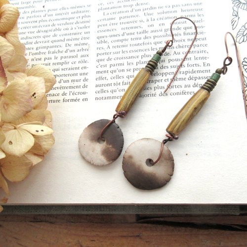 Souvenirs, espoirs .... : boucles d'oreille tribales bohémiennes avec disques céramiques artisanales; corne